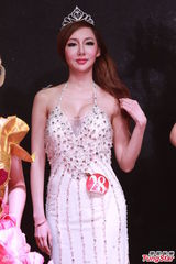 组图 性侵门女主角爆乳装亮相 展傲人双峰