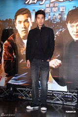 组图：电影版《痞子英雄》首映 黄渤赵又廷互戴高帽