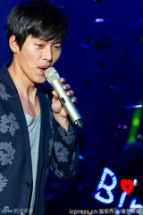 高清组图：玄彬上海开唱 与粉丝合影自拍乐陶陶