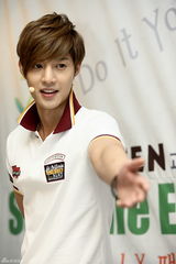 高清组图：金贤重帅气亮相环保活动