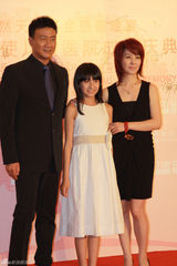 组图：胡军携妻女助阵嫣然认捐病房