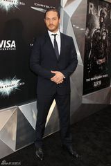 组图：贝尔和哈迪携妻甜蜜亮相《蝙蝠侠》首映