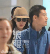 组图：田朴珺美国归来未见王石 装扮贵妇拿玩偶