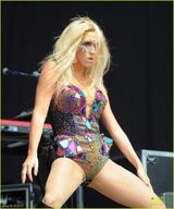 组图：钱婆kesha豪放开唱大劈叉狂开腿