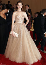 高清图：纽约大都会庆典 安妮-海瑟薇低胸礼服性感