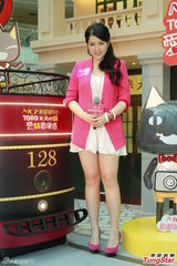 组图：苟芸慧短裙露粗腿 生日郭富城零祝福