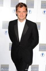 幻灯图：英国戏剧奖星光熠熠 凯拉-奈特莉电眼勾魂