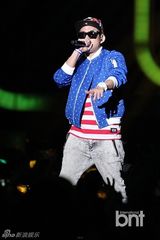 组图：朴宰范等参加HIPHOP音乐节引爆火热现场