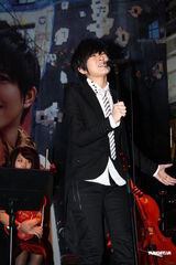 组图：张芸京新书创佳绩 穿燕尾服奏交响乐