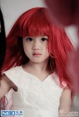 组图：钟丽缇小女美貌动人 带火红假发变美人鱼