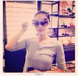 组图：王菲罕见搞怪私房照 手持宝剑犯二扮侠女