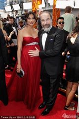 组图：《国土安全》莫瑞娜-巴卡琳大肚亮相红毯