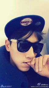 组图：张亮长脸自拍遭调侃马脸代言人