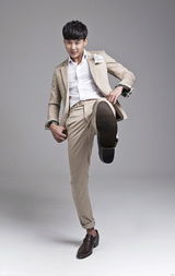 高清图：韩星安圣浩花美男大片干净明朗