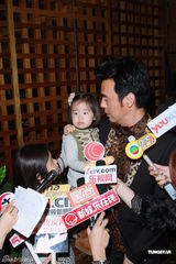 组图：钟镇涛生日携女亮相派对 谭咏麟叶童现身