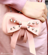 组图：陶红粉色套裙搭配蝴蝶结挎包