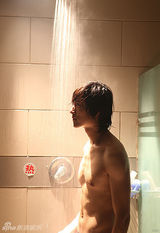 高清组图：张峻宁湿身上阵 为角色不惜春光乍泄