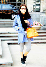 组图：贾青街拍LOOK 工装上衣搭配潮包