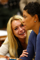 幻灯图集：林赛-罗韩被判90天监禁 当庭崩溃痛哭