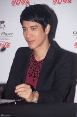 组图：濮存昕慈善晚宴为女儿15万拍下孙杨游泳课