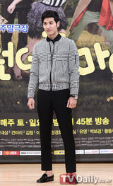 组图：韩星李青儿新剧发布会嫩黄深V长裙秀胸器