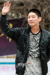 幻灯组图：韩国演员李准基入伍现场 剃短发摸头傻笑