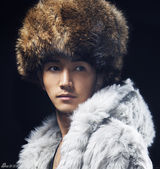 组图：许诺推东北服装写真显熟男气质  