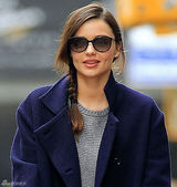 组图：辣妈米兰达-可儿街拍 大衣搭皮裤滑雪靴