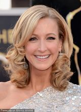 组图：拉拉-斯班瑟斜肩亮圈裙闪耀红毯