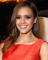 高清组图：杰西卡-阿尔芭优雅红裙亮相妩媚美艳