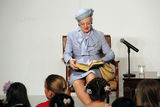 组图：彭丽媛和丹麦女王共同为两国儿童读童话