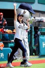 组图：韩国女艺人朴世英担任棒球比赛开球嘉宾