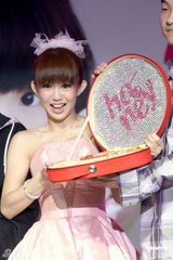 组图：郭书瑶发专辑粉嫩庆功 自曝曾苦等周董签名