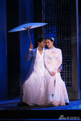 组图：袁泉新话剧化身白蛇 身姿妩媚吻许仙