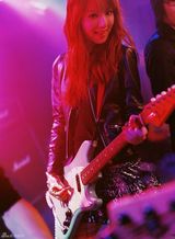 组图：佐佐木希玩变装秀 穿旗袍抱熊猫