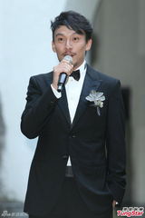 组图：张震大婚献吻娇妻 亲手为新娘提裙摆