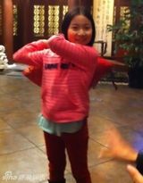 组图：45岁歌手张蔷6岁女儿可爱近照曝光