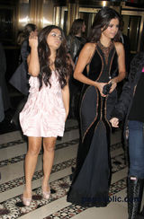 组图：比嫂赛琳娜风骚露背 凯蒂-佩里透明薄纱性感