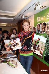 组图：容祖儿分享昆明探访感受 贺好友谢霆锋封帝