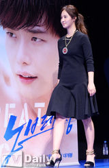 组图：李钟硕徐仁国Yuri宣传新片展帅气泳姿