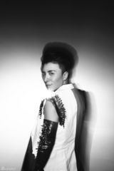 组图：曹轩宾新造型曝光 黑白色调预示突破新生