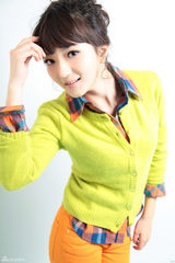 组图：白卉子荧光撞色写真 显清新俏皮本色