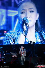 组图：黎瑞恩慈善个唱开锣 开心落泪唱经典