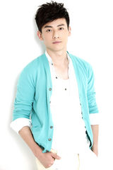 组图：是安时尚写真天蓝外衫展现阳光型男风范