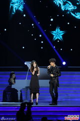 组图：中歌榜演唱会 吴克群牵手汪小敏