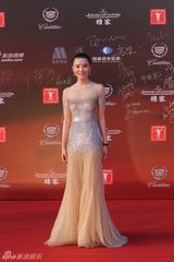 组图：小宋佳亮相上海电影节红毯化身美人鱼