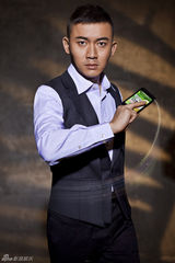 组图：聂远登时尚杂志展时尚锋芒