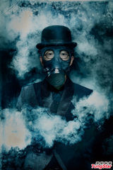 组图：方大同首曝新碟封面 戴防毒面具设计前卫