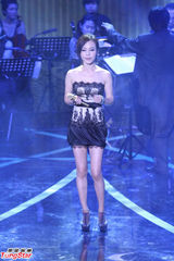 组图：张信哲彭佳慧金钟现场怀旧金曲联唱