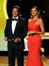 组图：艾美奖现场 索菲娅-维加拉挽罗伯劳大放电力